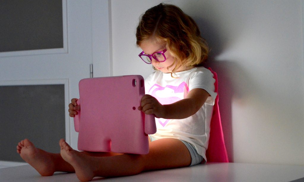 LUZ AZUL: ¿Debemos proteger a nuestros hijos de sus efectos dañinos?